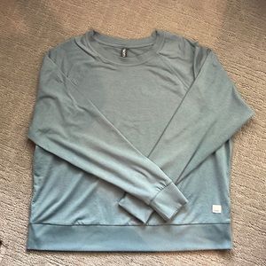 Vuori long sleeve crew, size small